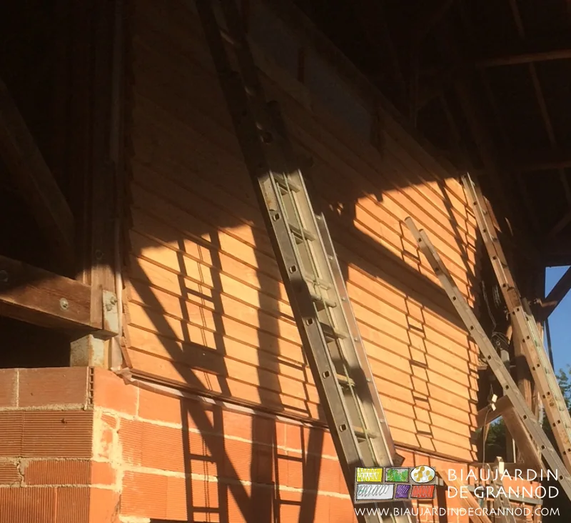 photo du bardage douglas posé horizontalement illuminé par le soleil de fin de journée