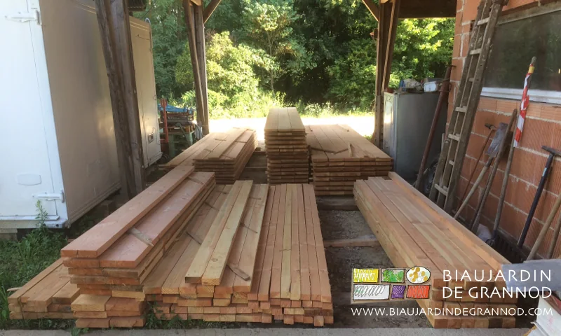 photo des planches et chevrons de douglas séchant à l'abri