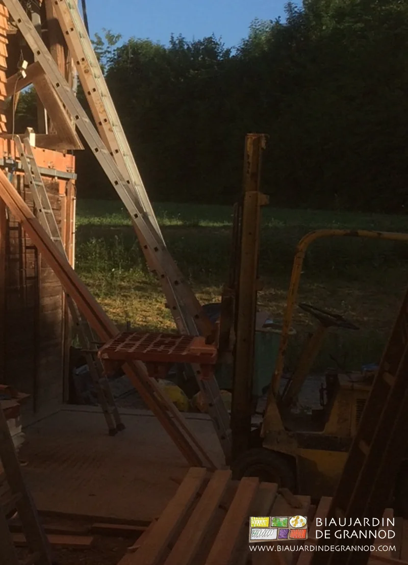 photo d'échelles sanglées pour visser le bardage