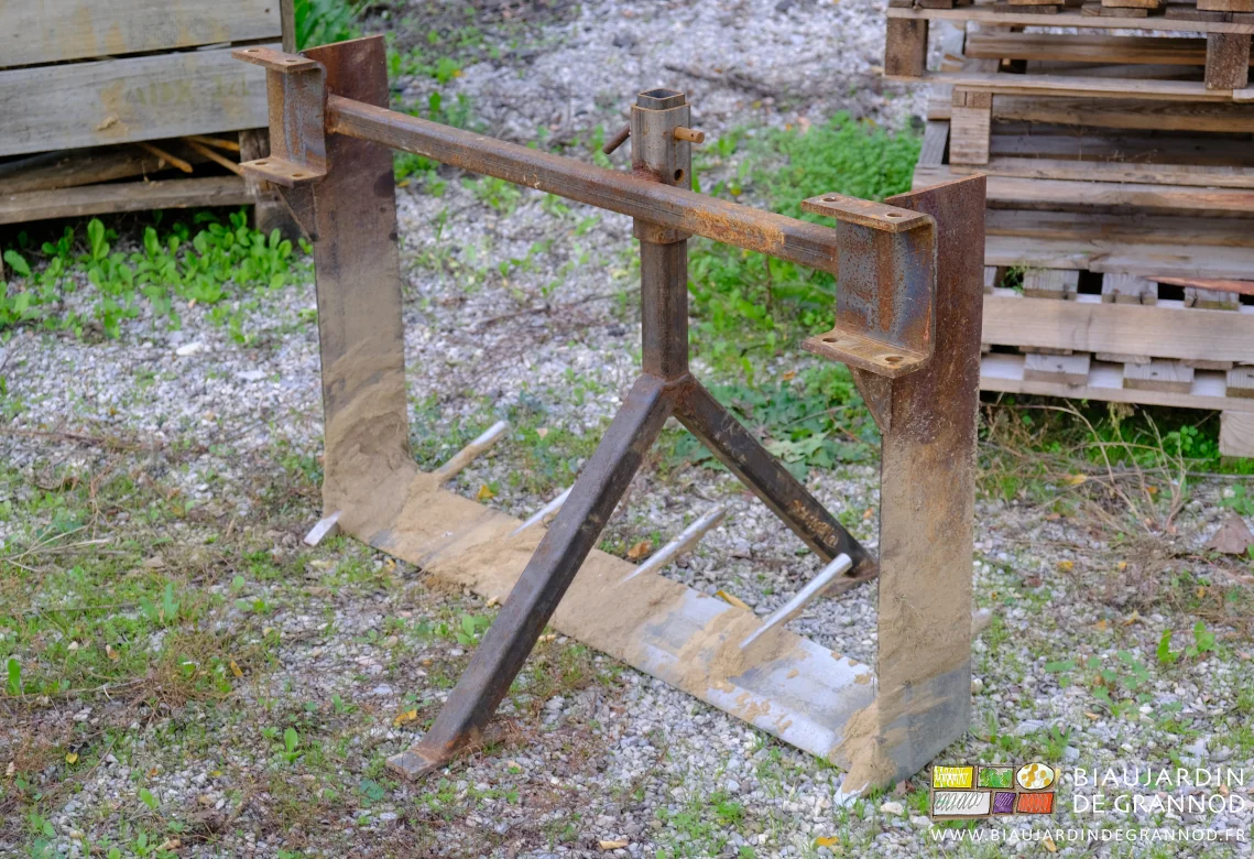 photo de la lame souleveuse montée sur barre porte-outil rangée très stable grâce au pied mobile large