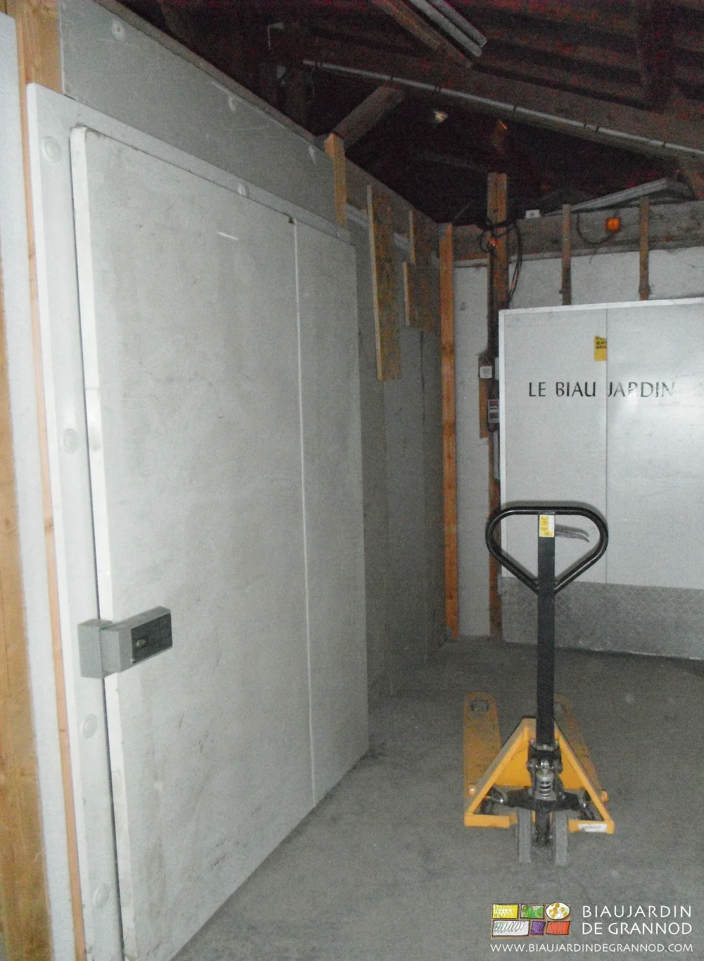 photo de la porte frigo réutilisée pour le local de ventilation