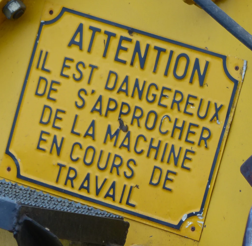 panneau de sécurité riveté sur les engins de chantier