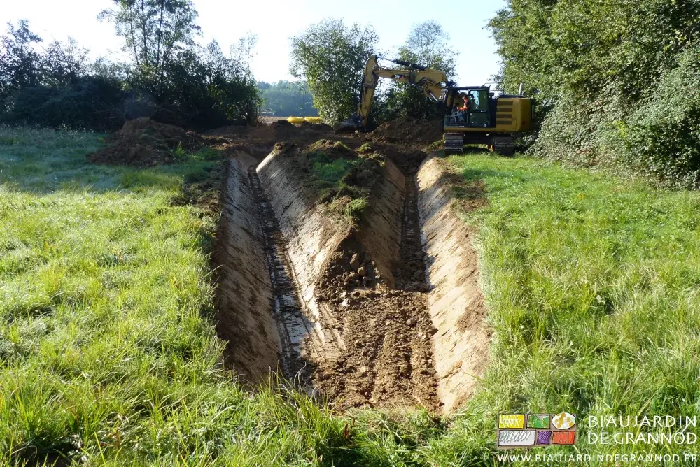 photo de la pelleteuse creusant les contours du bassin de rétention d'eau