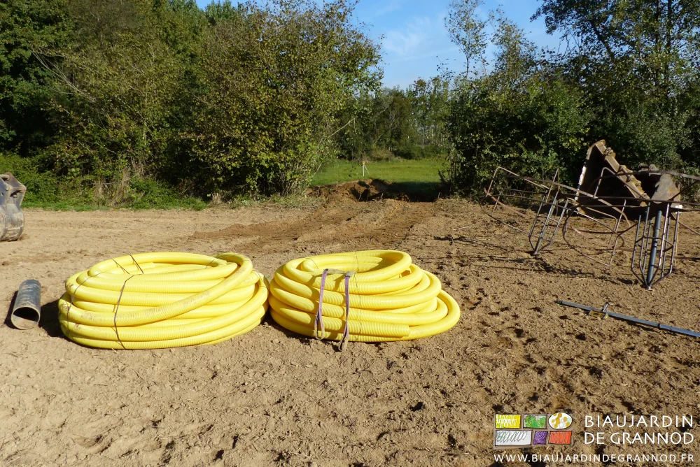 photo des rouleaux de tuyaux non percés pour amener l'eau des collecteurs au bassin