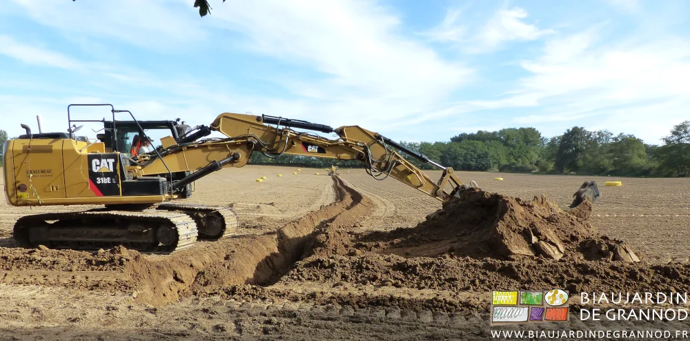 photo de la pelle bouchant le trou de démarrage pendant que la trancheuse continue de monter la parcelle