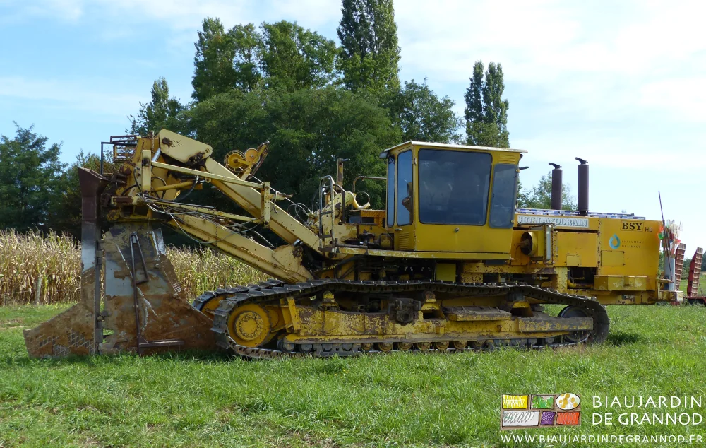 photo du sous-soleur à chenilles avec sa grande dent pour mieux drainer mon enfant