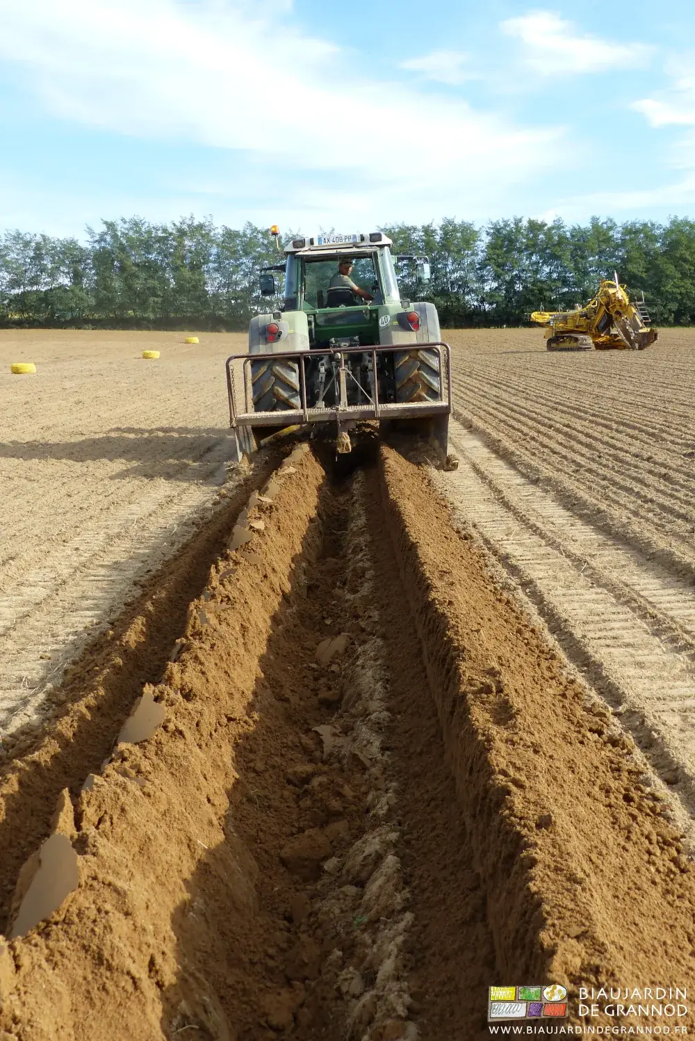 photo du tracteur reculant pour re butter la trace de tranchée