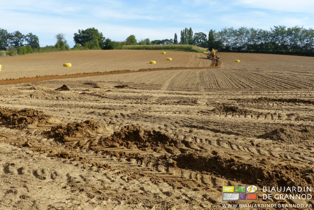 photo de la trancheuse suivant la topo graphie pour poser les collecteurs en courbe