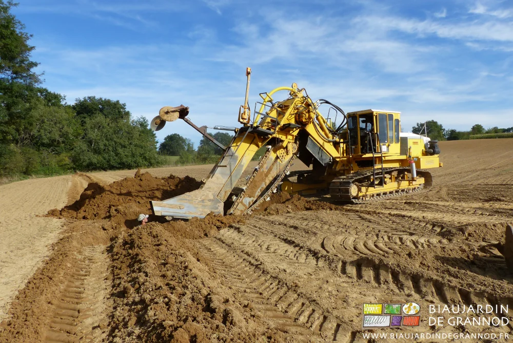 photo de la trancheuse positionnant sa dent dans la trou, guidée par le suiveur 