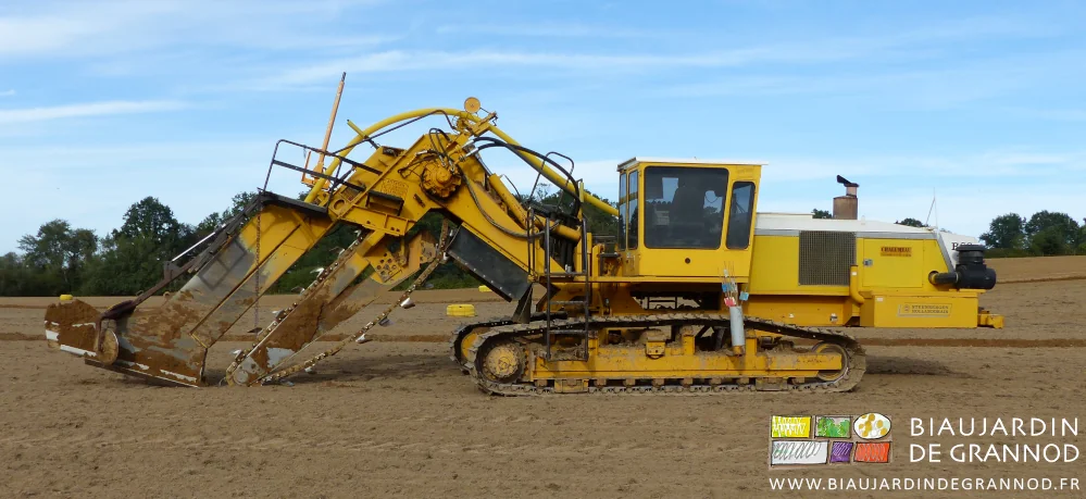 photo de la trancheuse au repos, chaîne à godets et dents de guidage visibles