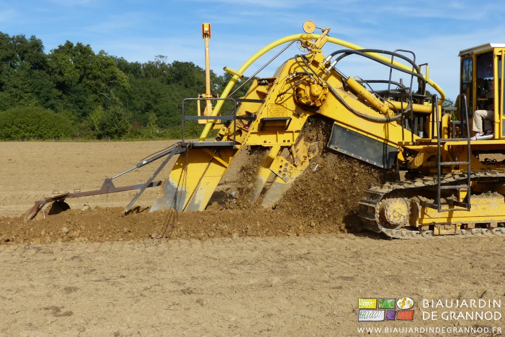 photo de la terre que remonte la chaîne à godets lors du travail