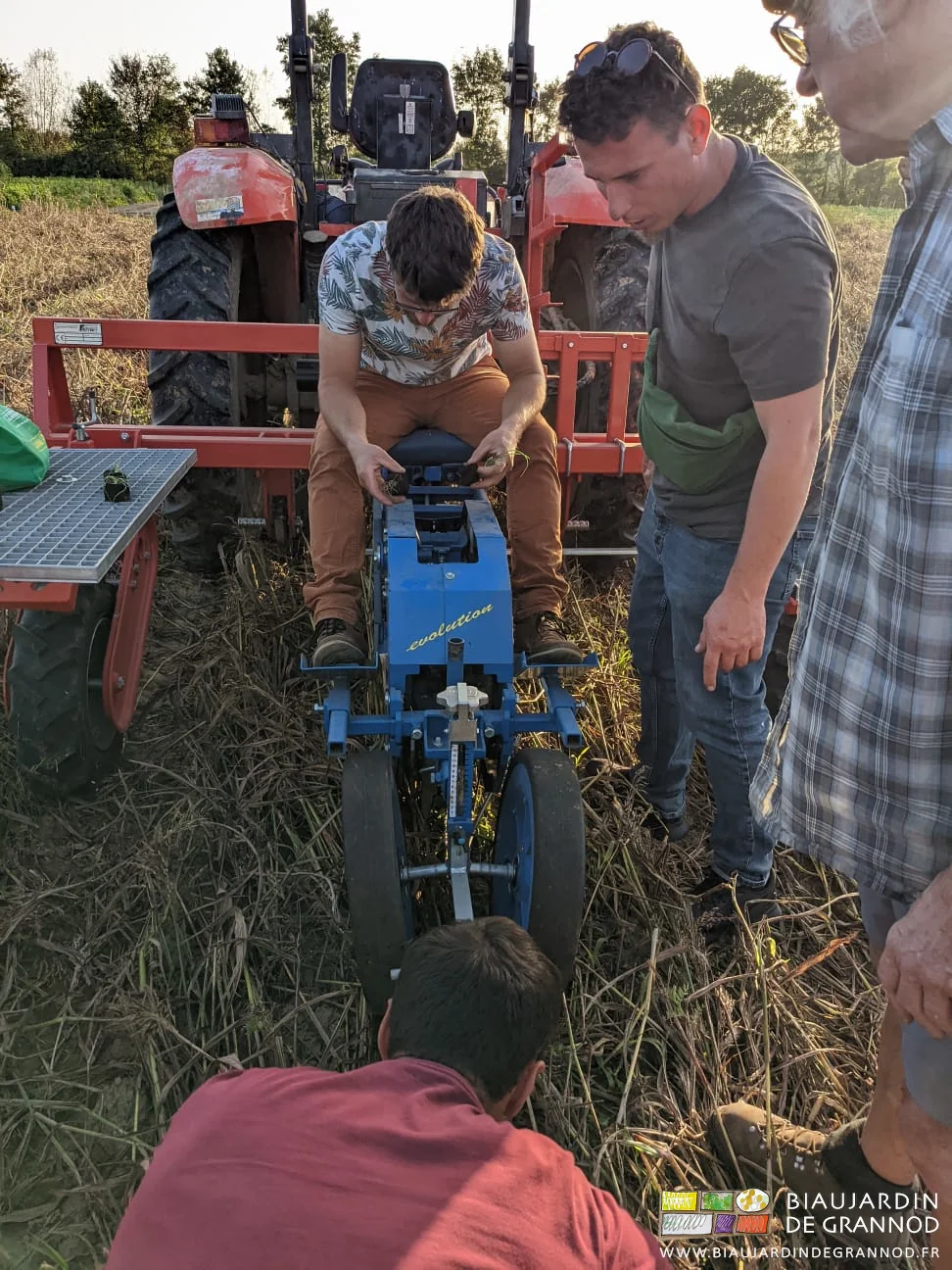 photo de Geoffrey qui alimente les bêches de la ferrari