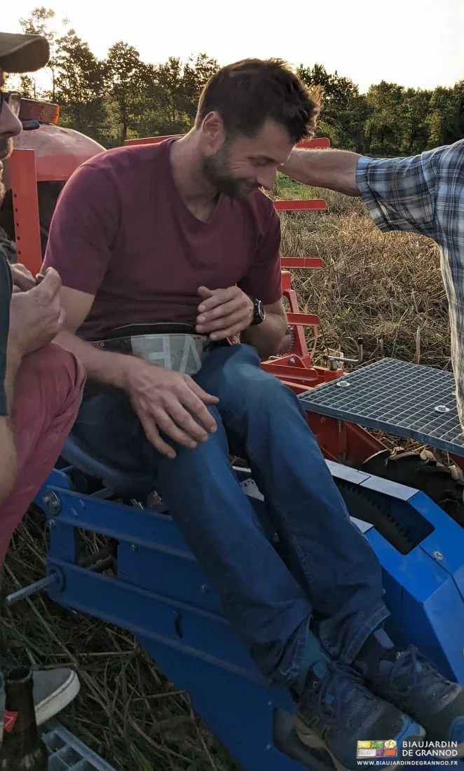 photo de Rémy tout sourire sur le siège de la planteuse ferrari