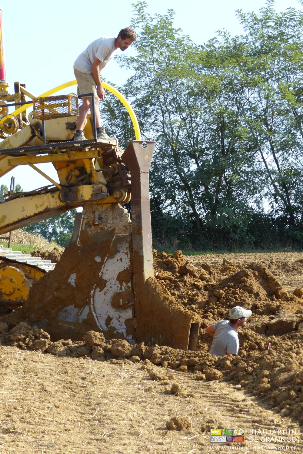 photo détaillant le drain dans la goulotte de guidage de la dent sous-soleuse