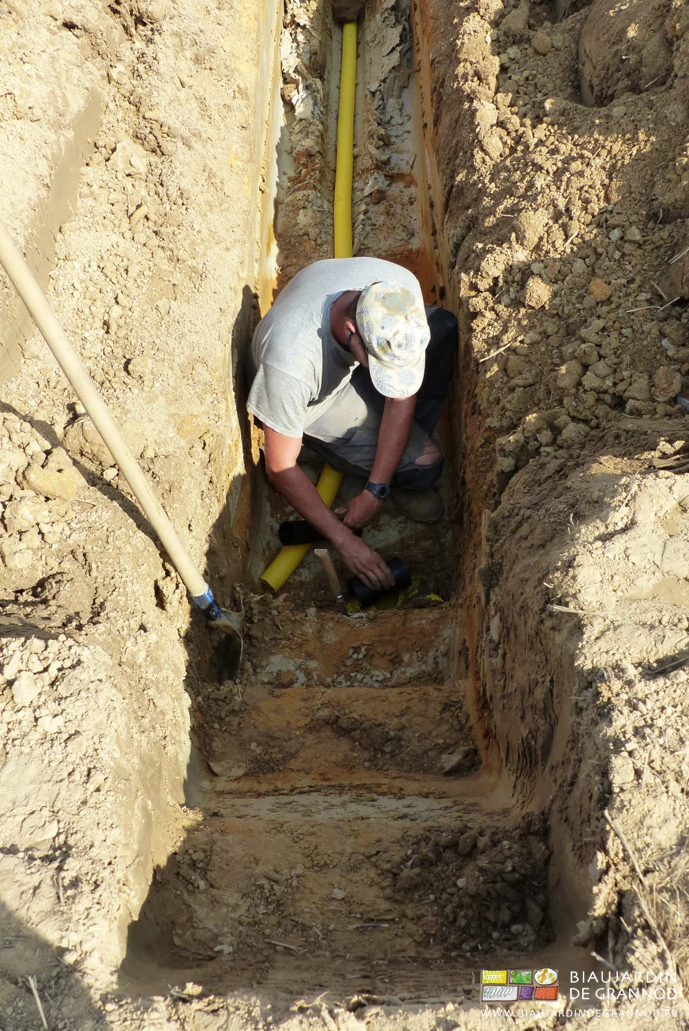 photo du suiveur raccordant le drain posé au collecteur déjà en place