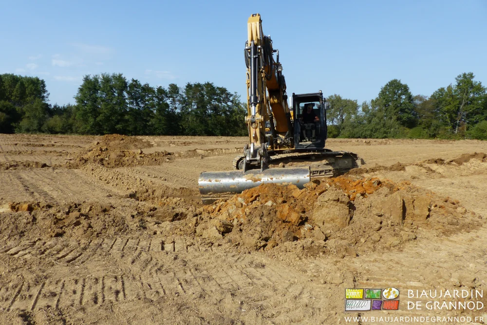 photo de la pelleteuse rebouchant les trous de départ