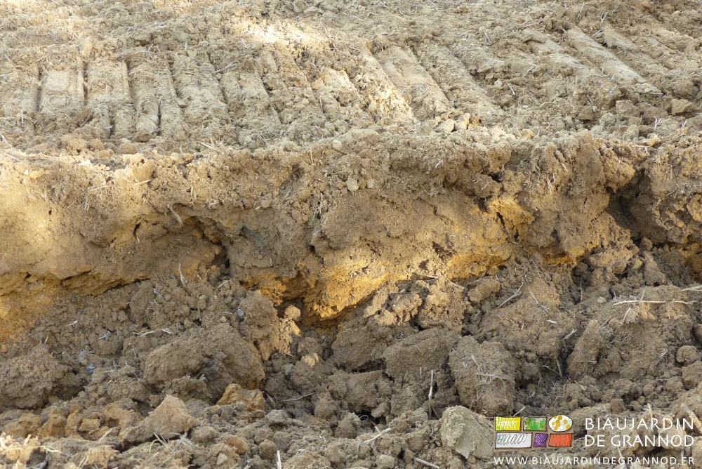photo proche après pose du drain montrant la couche arable au dessus du sol profond non fertile