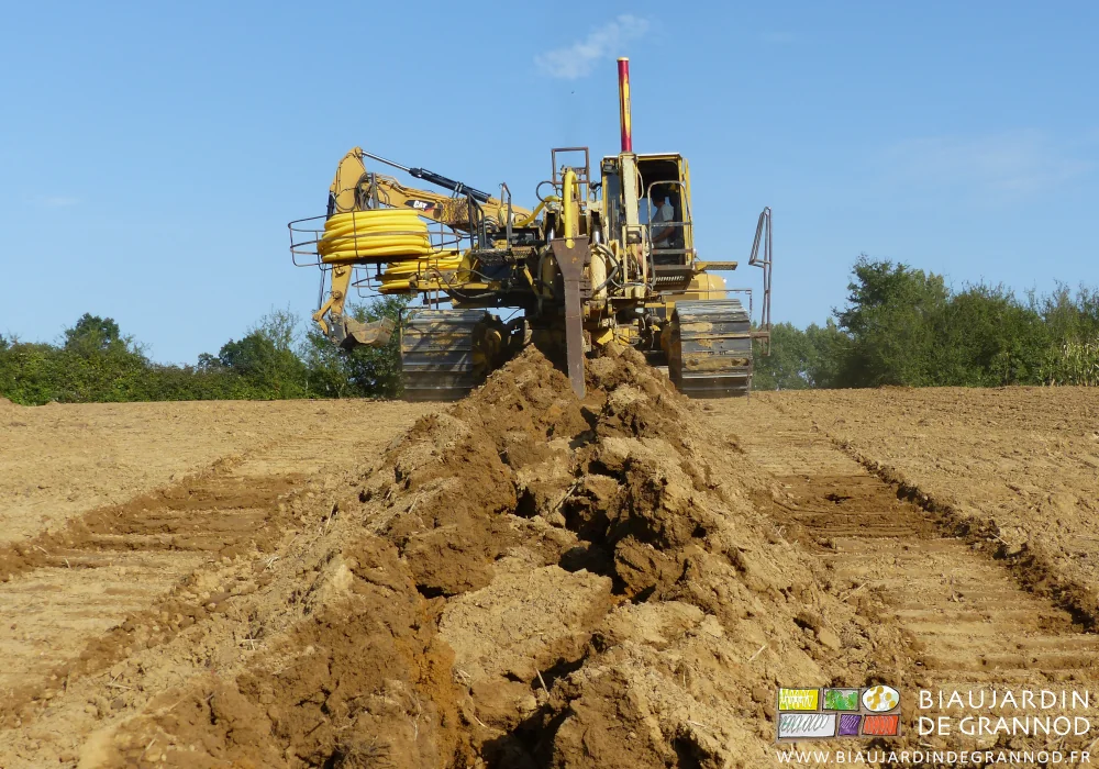 photo en perspective de la fissuration du sol par le sous-soleur au travail