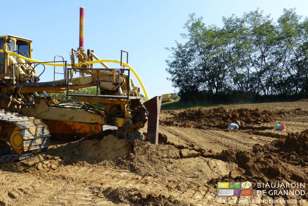 photo de la terre soulevée par l'effort de la dent sous-soleuse