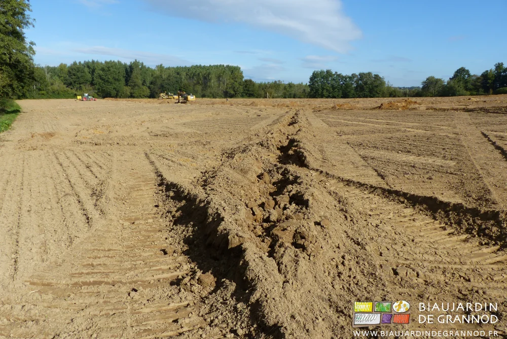 photo en perspective du sol soulevé par la pose d'un drain sans bouleversement des horizons 