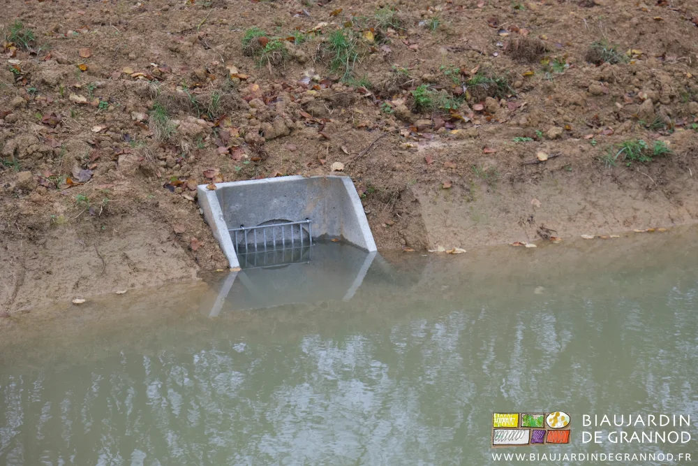 photo de la sortie du drainage sous l'eau de l'inondation