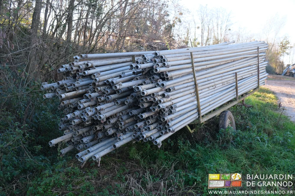 photo de la remorque légère stockant une partie des tubes d'arrosage