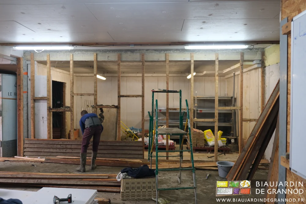 photo de la cloison dont ne restent plus que quelques planches de bardage et l'ossature bois