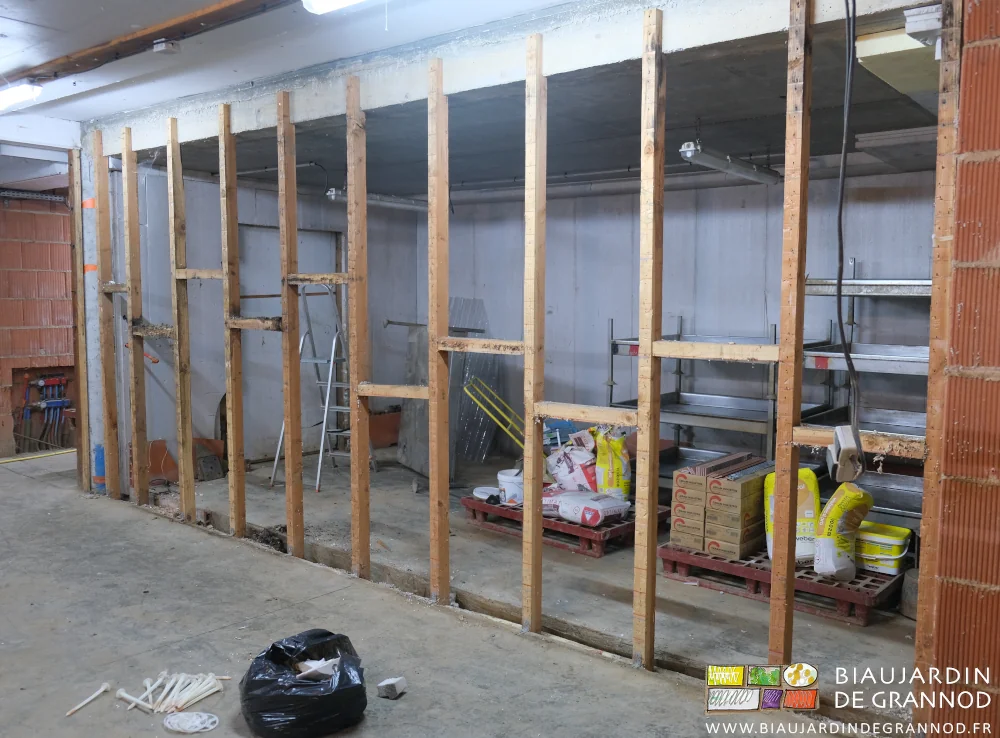 photo de l'ossature de la cloison et vue sur le local d'endive