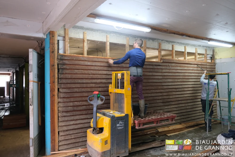 photo de Matthieu levé à hauteur sur une palette par le gerbeur