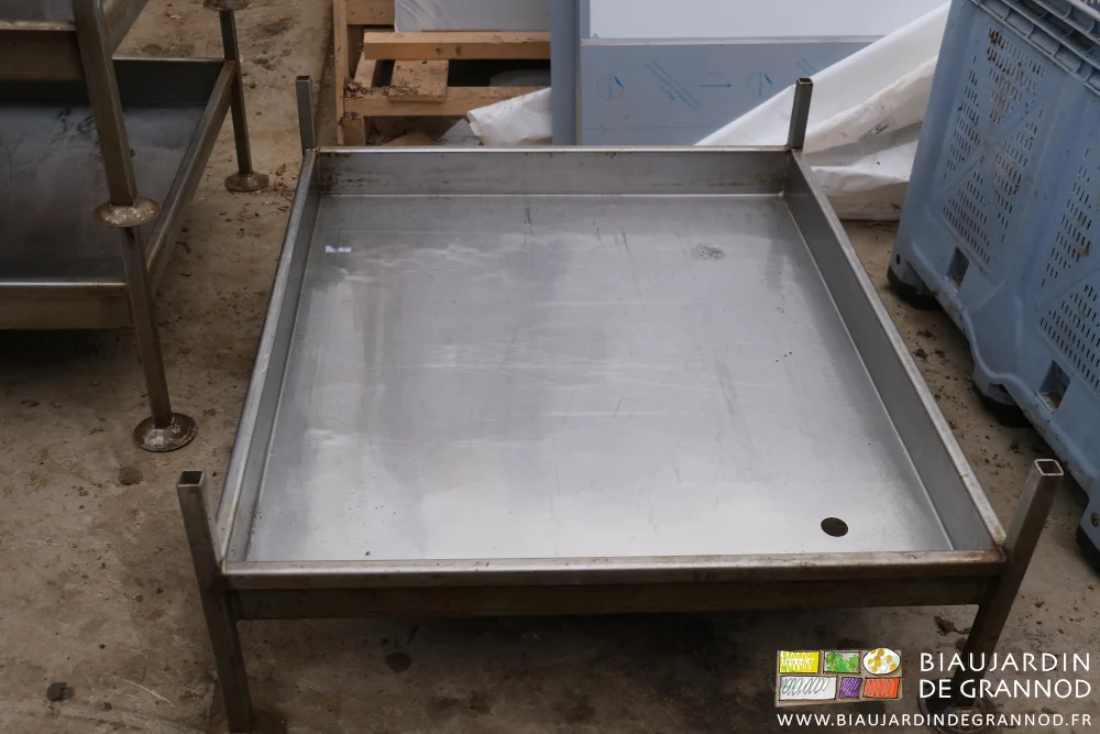photo d'un bac à endive en inox dans leqyuel les caisses d'endive seront mises en production au fur et à mesure des besoins