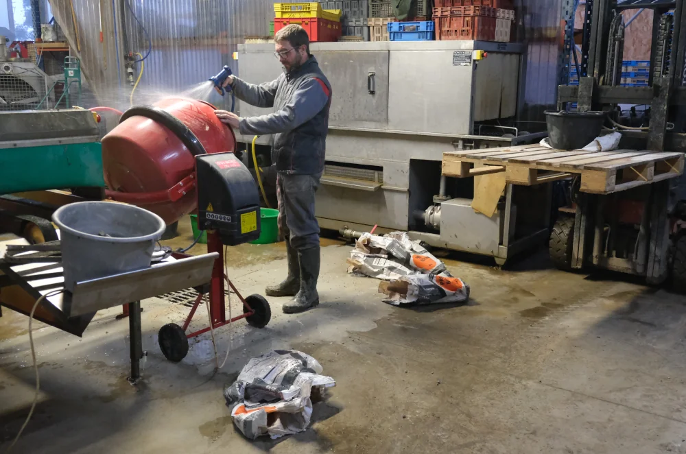 photo de Matthieu au travail avec la petite bétonnière électrique