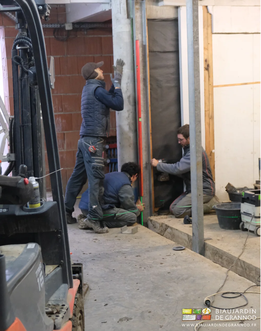 photo de Matthieu, Pierre et Vivien ajustant au laser un des poteaux