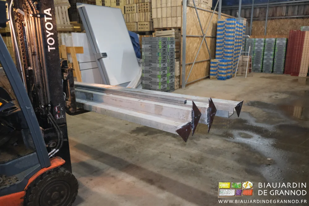 photo des platines soudées au bout des profils transportés au chariot électrique