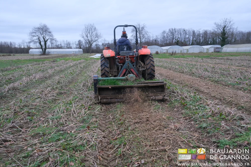 vue arrière du broyeur attelé en cours de travail sur une planche permanente