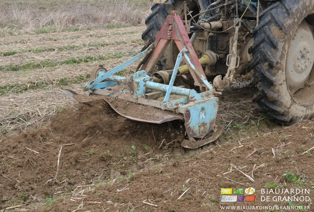 photo du vieux rotovator porté au dessus de la planche pour incorporer les engrais verts