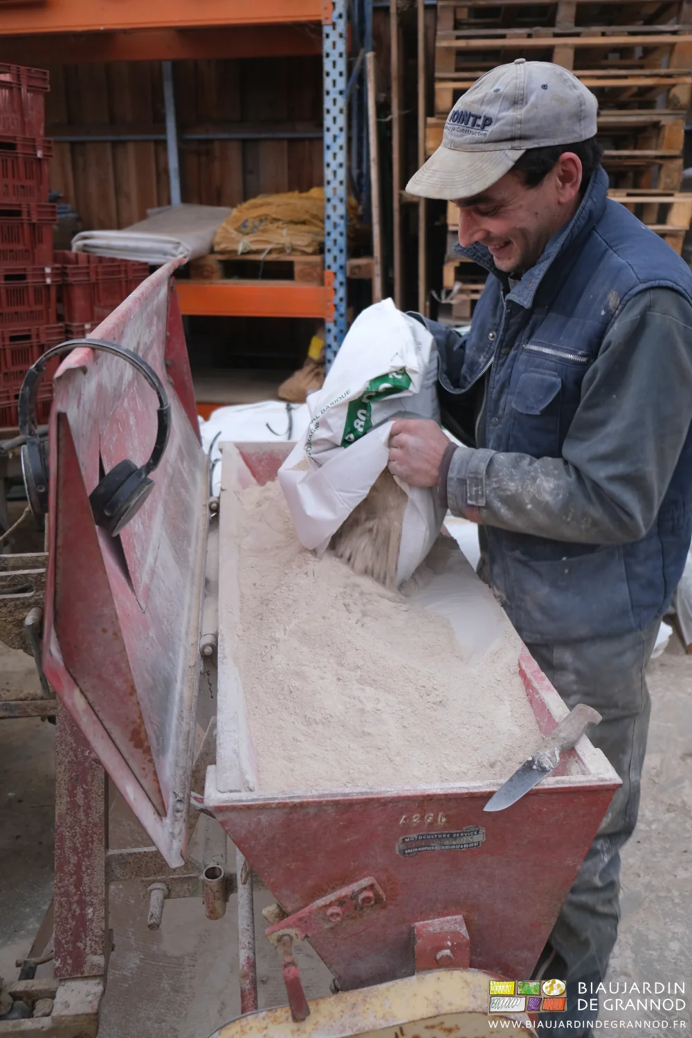 photo de Vivien versant un sac de cette "farine de roche" adaptées à l'acidité de nos terres de Bresse
