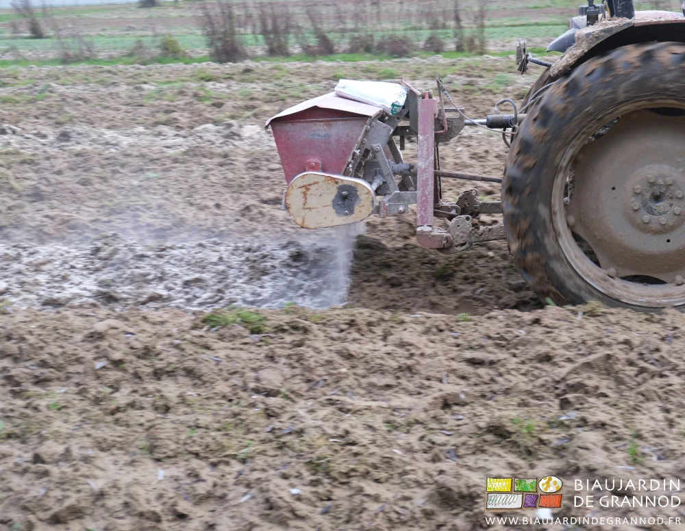 photo proche du caisson distribuant son rideau de poudre calcaire sur les buttes