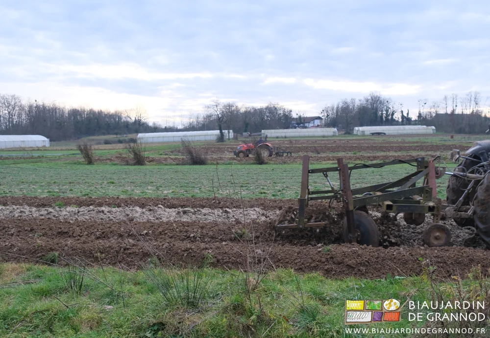 photo d'ensemble du jardin avec 2 tracteurs au travail dans les planches permanentes