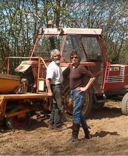 photo de Catherine Le Jeloux au champ avec son mari Gilbert
