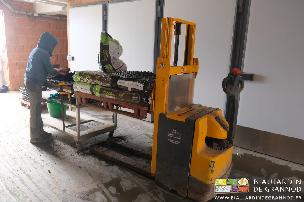 photo de la palette de terreau maintenue à bonne hauteur par le gerbeur électrique