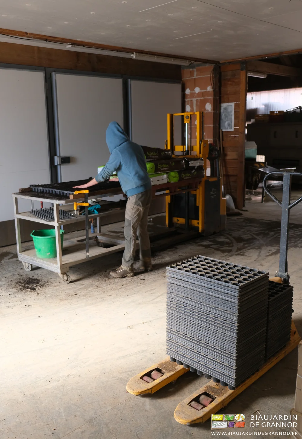 photo avec la pile de plaques thermoformées sur un transpalette