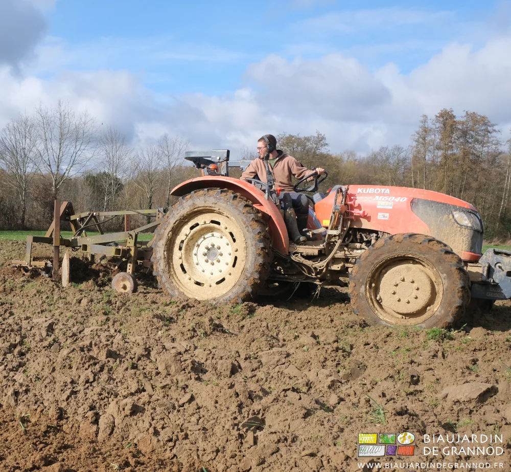 photo de Matthieu au tracteur avec le cultibutte en plein champ sous un beau ciel bleu