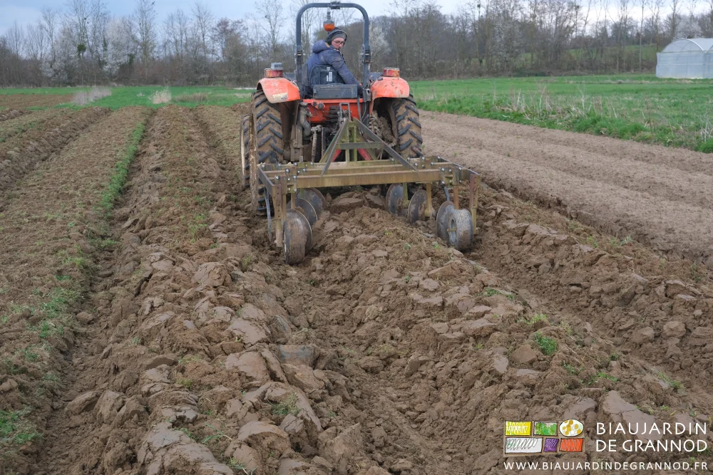 photo de Matthieu formant des planches avec la butteuse