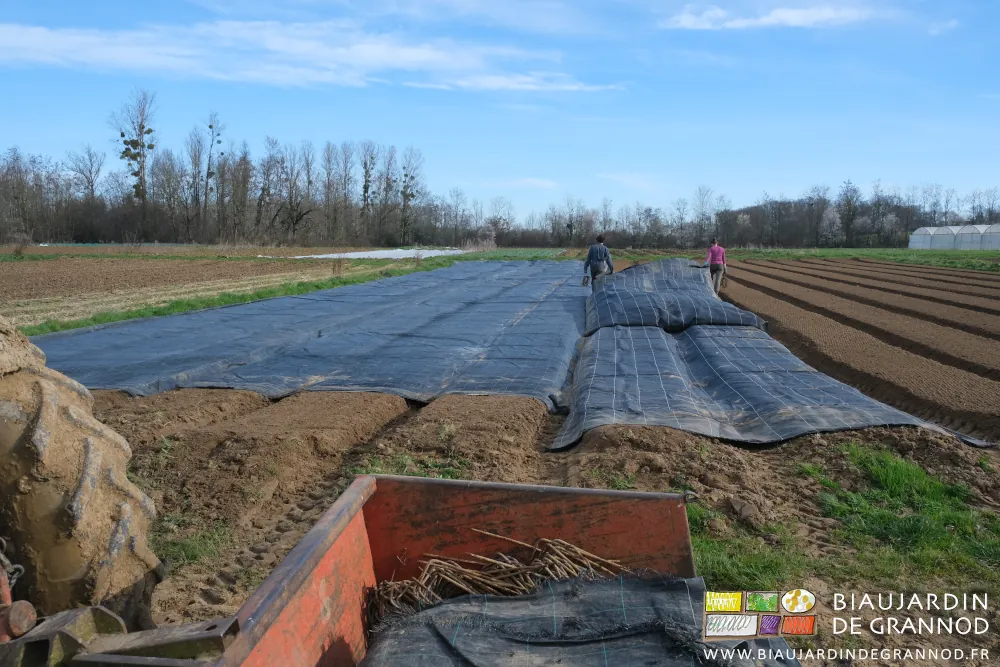 photo de mise en place à 2 d'une toile d'occultation la benne au premier plan