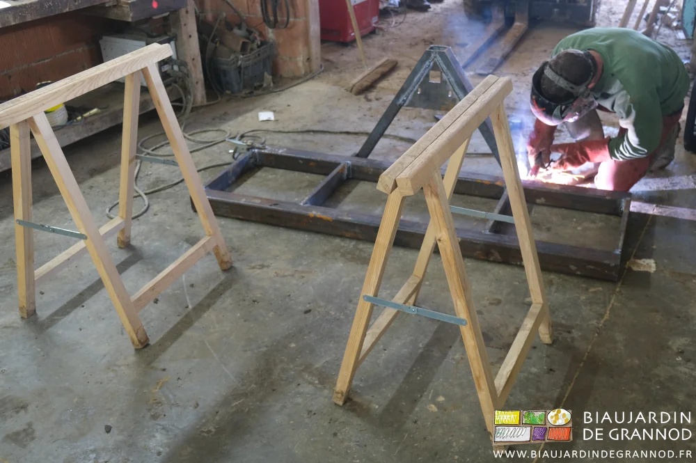 photo du bâti de l'outil en cours de soudage dans l'atelier