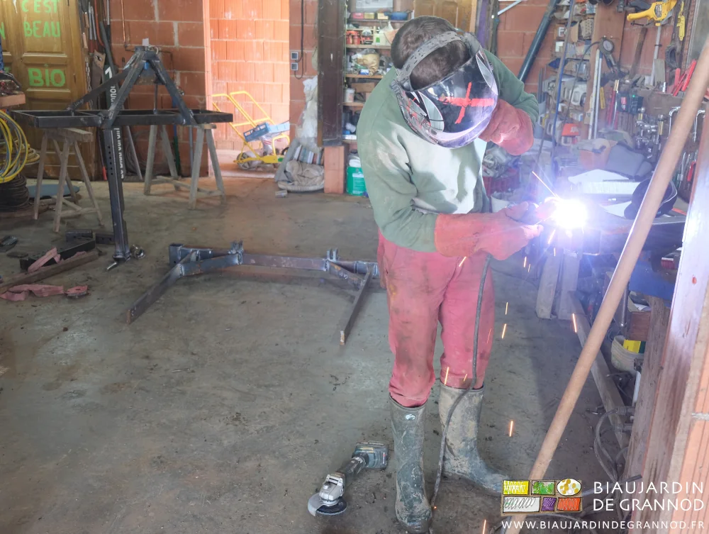 photo de Matthieu soudant à l'établi dans l'atelier