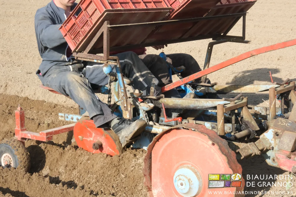 photo des planteur-e-s assis les pieds posés sur les supports