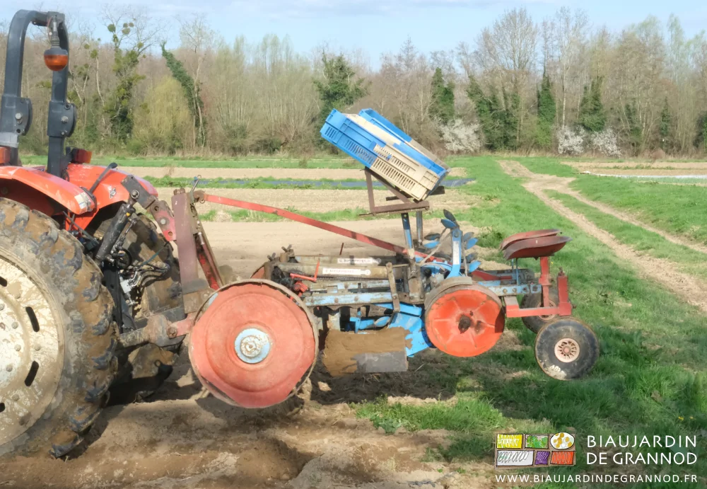 photo de la planteuse attelée au tracteur