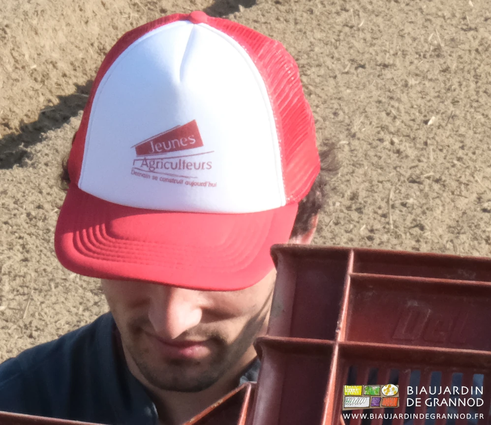 photo de Viven coiffé d'une casquette JA jeune agriculteur, la pépinière de la FDSEA