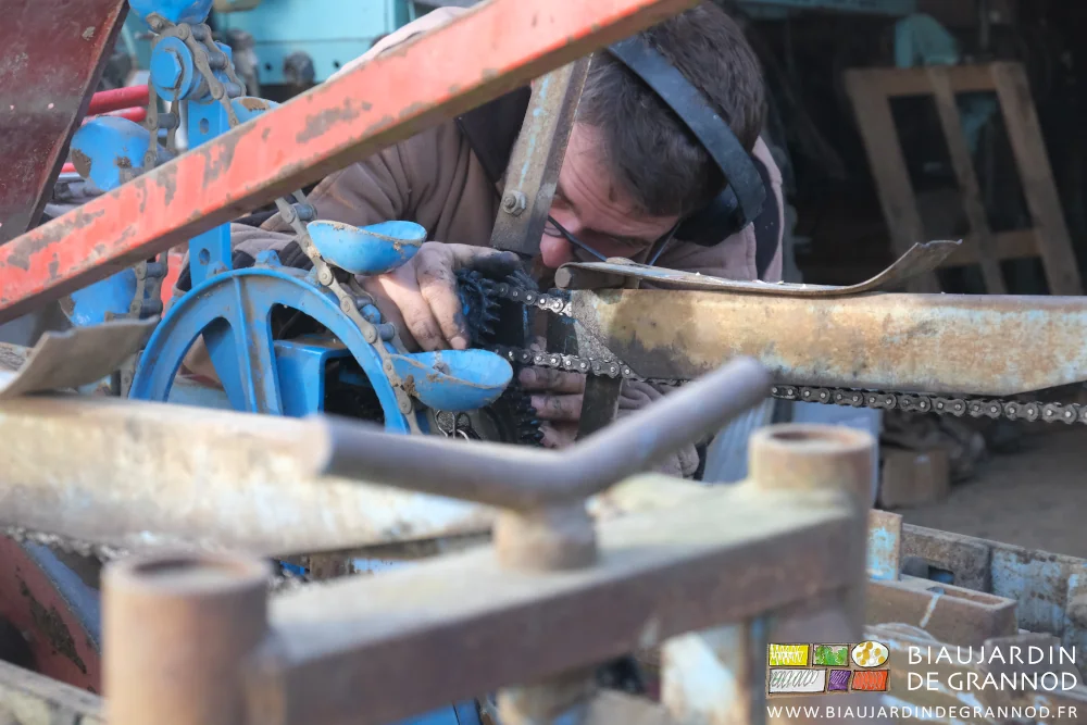 photo de Matthieu démontant le pignon les mains pleines de camboui